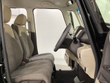 女性でも運転がしやすいように、シートの高さ調整機能(シートリフター)がついています。運転席と助手席の間が空いている為、助手席側への移動がスムーズです。交通量の多い道でも助手席側から乗り降りができます。