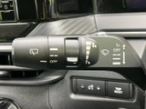 雨天時でもクリアな視界を確保するワイパーレバーは、運転の安全性を高めます。間欠ワイパー機能も搭載しています。