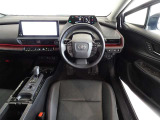 革巻きステアリングで快適な操作性の運転席です。