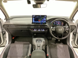 車内は光触媒抗菌消臭施工済です。インパネ周りはスタイリッシュなデザインで機能や装備も充実しています。グローブボックスやカップホルダーのほかにトレーなどたくさんの収納スペースが付いています。