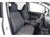 しっかりとしていて上質な座り心地のシートです。 座り心地も良くて長時間の運転も快適ですよ。 肌触りの良いシートが評判です。