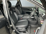 ヘタリもなく綺麗な状態です。シートリフトがついてますので、お好みのシートポジションで運転できます。