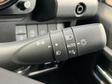 操作しやすいウインカーレバーで、安全な運転をサポート。確実な操作感で、周囲への意思表示をスムーズに行えます。日常の運転をより快適にします。