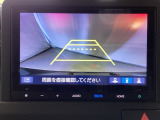 バックでの車庫入れも安心です! リアカメラが付いているバックモニター付のナビを装備しております。操作線もついており距離感も画面から確認できます。