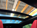 【調光パノラマルーフ】車内の解放感が一気に上がる大型パノラマルーフに調光機能がプラス!日差しが強い時、シェードを閉めなくてもガラスの透明度を調整することで心地よい明るさに♪