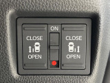 【両側パワースライドドア】スマートキーや運転席のスイッチで後席両側スライドドアの開閉が可能♪電動だから力を入れてドアを開ける必要が無く、小さなお子様でも簡単に開け閉めでき快適です♪