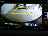 バックカメラの画像です。ガイドラインがスムースな車庫入れをサポートいたします。車庫入れの安心感がアップしますね。