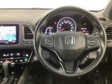 【ハンドル】運転にかかわる様々な操作を安全に行えるように視点移動が少なく操作性に配慮されたスイッチ類が凝縮されたコックピットです。