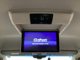 天井にリア席モニターが付いています。ナビゲーションで再生しているDVD等の映像を、後部座席の方にご覧いただくことができます。お子様にも大人気です。