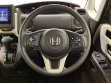 ハンドルにHondaセンシング系のクルーズコントロールやレーンキープアシストなどのスイッチと、オーディオの操作スイッチが装備されています。ハンドルから手を離さず安全に操作できます。