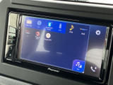 高精細なディスプレイで、快適なドライブをサポート。ラジオやCD、Bluetooth接続など、多彩なソースに対応しています。使いやすさも考慮された操作性です。