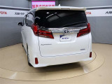 ハッチバックなので、バックドアは上に開きます♪大きな荷物の出し入れがしやすくなります。便利ですよ♪