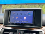 多彩なソースに対応。CDやBluetooth接続で、お好みの音楽を楽しめます。運転中も快適に過ごせる空間を演出します。音響環境も充実。