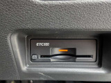 インパネ内にすっきりと組み込まれたビルトインタイプのETC2.0車載器。高速道路の料金所をスムーズに通過でき、最新の交通情報も受信可能です。