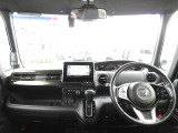 ★視界★運転を気分よく楽しむための工夫のひとつとして、高い剛性をもたせた極細フロントピラーを採用。 前方の死角を減らし、交差点などでの安心感を高める、良好な視界にこだわりました。
