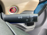 操作しやすいウインカーレバーです。直感的に操作でき、安全な車線変更をサポートします。使いやすさを追求した設計です。