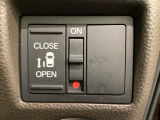 左側電動スライドドアは運転席からでも操作ができるように、ハンドル付近に開閉の操作スイッチが付いています。