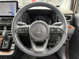握りやすいステアリングは、長距離運転でも疲れを軽減。操作性にも優れ、快適なドライビングをサポートします。オーディオスイッチ等も操作しやすい配置です。