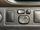 電動格納式ドアミラー付き。駐車場へ停めた時に、ボタン一つで左右のドアミラーをたたむ事ができます。