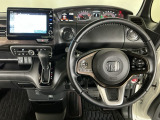 【ハンドル】運転にかかわる様々な操作を安全に行えるように視点移動が少なく操作性に配慮されたスイッチ類が凝縮されたコックピットです。