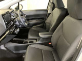 高いホールド性で運転姿勢が安定します。長距離ドライブでも疲れにくいのが魅力です。快適なドライビングライフをお送りください♪