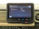 HondaCONNECT対応の便利なナビディスプレー。お持ちのスマートフォンと連携して、ナビやBluetoothでの音楽再生が可能です。デザインはもちろん、操作性も良好です。