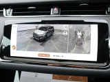 【3Dサラウンドカメラ】周囲の安全確認をアシストする機能です。3D車外ビュー、360&deg;オーバーヘッドビューを 利用して、狭いスペースでも安心、スムーズに運転操作ができます。