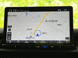 見やすい地図画面で、目的地へのナビゲーションをスムーズに。渋滞情報など、運転に役立つ情報も表示されます。安全運転をサポートします。