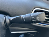 操作しやすいウインカーレバーで、安全確認を怠らずにスムーズな車線変更をサポート。洗練されたデザインも魅力です。日常の運転をより快適に。