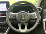 握りやすいステアリングは、運転操作をスムーズにします。快適なドライビング体験をサポートします。