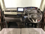 車内は光触媒抗菌消臭施工済です。インパネ周りはスタイリッシュなデザインで機能や装備も充実しています。グローブボックスやカップホルダーのほかにトレーなどたくさんの収納スペースが付いています。