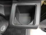 カップホルダーは運転席や助手席からちょうど手の届く位置です!!