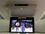 【純正フリップダウンモニター】付き☆後部座席に座りながら大画面でTVやDVDをお楽しみいただけます♪