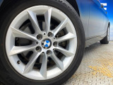 ●純正16インチアルミホイール:輸入車ならではの卓越した走りを支えるホイールと足回りです!日本車の走りに慣れている方にもぜひ体感して頂きたいほど、高いレベルでまとまっています!