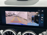 【360&deg;カメラシステム】4つのカメラにより、車両周囲を俯瞰で確認することができます。カメラの呼び起しは手動でも可能ですので、狭い道でも安心してお乗りいただけます。
