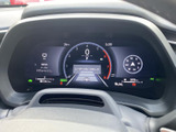 洗練されたデザインのメーターが、運転に集中できる空間を演出し、重要な情報を一目で確認できるようにすることで、快適なドライビングをサポートします。