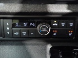 運転席からも手が届きやすく、操作しやすい空調コントロールパネル。オートエアコンなので操作の煩わしさが無くオールシーズン快適にドライブできます。快適空間で運転に集中できますね。
