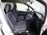 ゆったり室内で運転もしやすいです♪使い勝手の良い配置も考えられています!!