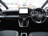 【運転席・インパネまわり】 ハンドル・シート・フロアーなど隅々までプロによるクリーニング済み☆彡キレイな車内でドライブが一層快適にお楽しみいただけます!!