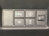 ハンドルの右側にはヘットライトリベライザーとHondaセンシング用のメインスイッチがついています。ヘッドライトリベライザーは道路状況や積荷の加重に応じてライトの高さを調節できます。