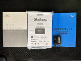 スマートキーは鍵をバッグに入れたままでもドアロックの開閉やエンジンのON・OFFができます。夜間や雨の日も鍵を探さなくて良いので便利です。