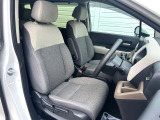 運転席まわりには十分なスペースがあり、大柄な方でもゆったり運転していただける環境です。