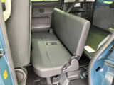運転席からの視界は広く、安全運転をサポートします。操作しやすい配置になっているので、スムーズなドライビングが可能です。快適な運転環境です。