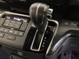 CVT車のセレクトレバーです。低速から高速まで、変速ショックのないスムーズな走りを実現するとともに、エンジン効率のよい領域を維持することで燃費にも貢献します。