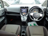 オシャレなインテリアで運転する気分も盛り上がりますよね^^