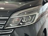 LEDヘッドライトは、点灯の瞬間から最大光量を発揮し、突然暗くなるトンネルなどでの安定感を高めます。