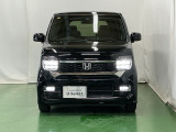 LEDヘッドライトを装備しています。LEDヘッドライトはとても明るく、雨の日や夜間走行も安全・安心です。オートライトコントロール付きで周囲の明るさに応じて自動で点灯・消灯します