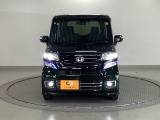 ディスチャージヘッドライト【HID】を装備していますのでとても明るく、夜間の走行や雨の日も安全・安心です。