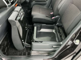 【助手席シートアンダーボックス】座面を持ち上げることで靴や汚れた荷物をすっきり隠して収納できる便利な機能です。
