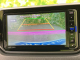 狭い場所での駐車や後退時も、安全にサポートします。ガイドライン表示で、距離感が掴みやすく、スムーズな運転をアシストします。